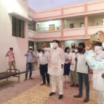 Navaneet Kaur Instagram - खासदार सौ नवनीत रवी राणा यांच्या माधम्यातून पी एम केयर फंडातून अमरावती शहरात जम्बो ऑक्सिजन प्लांट तसेच लवकरच प्रत्येक तालुक्यात उभारण्यात येणार ऑक्सिजन प्लांट,प्रत्येक ग्रामीण रुग्णालयात आवश्यकतेनुसार बेड,व्हेंटिलेटर आदी सुविधा पुरविणार,,कोरोनाच्या तिसऱ्या लाटेचा सामना करण्यासाठी पी एम केयर फंडातून ग्रामीण भागातील आरोग्य यंत्रणा सक्षम करणार -कोविड रुग्णसंवाद दौऱ्यांतर्गत आमदार रवी राणा यांची अंजनगाव सुर्जी,अचलपूर -परतवाडा तालुका रुग्णालय व कॉरोन्टीन सेंटर भेटी दरम्यान माहिती,,थेट कोविड वार्डात जाऊन रुग्णासोबत आपुलकीने संवाद साधून त्यांच्या व्यथा व अडचणी जाणून घेणारे रवी राणा हे पहिले आमदार-रुग्णांच्या प्रतिक्रिया अंजनगाव सुर्जी ग्रामीण रुग्णालय,कोरोन्टीन सेन्टर ,अचलपूर उपजिल्हा रुग्णालय,बुरडघाट कॉरोन्टीन सेन्टर ला आमदार रवी राणा यांची थेट भेट अनेक कमतरता आढळल्या,अपुरे व अस्वच्छ बेड ,दुर्गंधीयुक्त स्वछतागृहे,निकृष्ट दर्जाचे भोजन आदी बाबी आढल्यामुळे संतप्त आमदार रवी राणा यांनी तहसीलदार,नगरपरिषद मुख्याधिकारी व आरोग्य अधिकाऱयांची केली कानउघाडणी, रुग्णांना चांगल्या दर्जाच्या सर्व सोयी सुविधा पुरवा अन्यथा खैर नाही--आमदार रवी राणा यांचा इशारा कंत्राटी पद्धतीने काम करणारे डॉक्टर,आरोग्य सेवक व सुरक्षा रक्षक यांचे वेतन अपुरे,,कंत्राटी कर्मचारी पुरवणाऱ्या ठेकेदाराकडून लूट,, अंजनगाव सुर्जी/अचलपूर--जिल्ह्यातील कोरोना परिस्थितीचा आढावा घेण्यासाठी आमदार रवि राणा हे जिल्ह्याच्या दौऱ्यावर आहेत.आज त्यांनी अंजनगाव सुर्जी -अचलपूर-परतवाडा येथील ग्रामीण रुग्णालय,उपजिल्हा रुग्णालय व कोविड सेन्टर तसेच कॉरोन्टीन सेन्टर ला भेटी देऊन पाहणी केली.या दौऱ्याचे वैशिष्टय म्हणजे केवळ बाहेरून पाहणी न करता आमदार रवी राणा थेट कोविड वार्डात गेले व कोविड रुग्णासोबत संवाद साधला. अंजनगाव सुर्जी ग्रामीण रुग्णालय भेटीत माजी आमदार रमेश बुंदीले,नगराध्यक्ष कामलकांत लाडोळे,वैद्यकीय अधिकारी डॉ रहाटे, डॉ, डोंगरे यांना सोबत घेऊन आमदार रवी राणा यांनी संपूर्ण रुग्णालयाची पाहणी केली. अंजनगाव सुर्जी येथे150 बेड ची क्षमता असून ऑक्सिजन बेड 30 आहेत व सद्यस्थितीत तेथे 70 रुग्ण आहेत.या ठिकाणी असणाऱ्या रुग्णांच्या तक्रारी आमदार रवी राणा यांनी थेट भेट घेऊन जाणून घेतल्या.