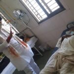 Navaneet Kaur Instagram - खासदार सौ नवनीत रवी राणा यांच्या माधम्यातून पी एम केयर फंडातून अमरावती शहरात जम्बो ऑक्सिजन प्लांट तसेच लवकरच प्रत्येक तालुक्यात उभारण्यात येणार ऑक्सिजन प्लांट,प्रत्येक ग्रामीण रुग्णालयात आवश्यकतेनुसार बेड,व्हेंटिलेटर आदी सुविधा पुरविणार,,कोरोनाच्या तिसऱ्या लाटेचा सामना करण्यासाठी पी एम केयर फंडातून ग्रामीण भागातील आरोग्य यंत्रणा सक्षम करणार -कोविड रुग्णसंवाद दौऱ्यांतर्गत आमदार रवी राणा यांची अंजनगाव सुर्जी,अचलपूर -परतवाडा तालुका रुग्णालय व कॉरोन्टीन सेंटर भेटी दरम्यान माहिती,,थेट कोविड वार्डात जाऊन रुग्णासोबत आपुलकीने संवाद साधून त्यांच्या व्यथा व अडचणी जाणून घेणारे रवी राणा हे पहिले आमदार-रुग्णांच्या प्रतिक्रिया अंजनगाव सुर्जी ग्रामीण रुग्णालय,कोरोन्टीन सेन्टर ,अचलपूर उपजिल्हा रुग्णालय,बुरडघाट कॉरोन्टीन सेन्टर ला आमदार रवी राणा यांची थेट भेट अनेक कमतरता आढळल्या,अपुरे व अस्वच्छ बेड ,दुर्गंधीयुक्त स्वछतागृहे,निकृष्ट दर्जाचे भोजन आदी बाबी आढल्यामुळे संतप्त आमदार रवी राणा यांनी तहसीलदार,नगरपरिषद मुख्याधिकारी व आरोग्य अधिकाऱयांची केली कानउघाडणी, रुग्णांना चांगल्या दर्जाच्या सर्व सोयी सुविधा पुरवा अन्यथा खैर नाही--आमदार रवी राणा यांचा इशारा कंत्राटी पद्धतीने काम करणारे डॉक्टर,आरोग्य सेवक व सुरक्षा रक्षक यांचे वेतन अपुरे,,कंत्राटी कर्मचारी पुरवणाऱ्या ठेकेदाराकडून लूट,, अंजनगाव सुर्जी/अचलपूर--जिल्ह्यातील कोरोना परिस्थितीचा आढावा घेण्यासाठी आमदार रवि राणा हे जिल्ह्याच्या दौऱ्यावर आहेत.आज त्यांनी अंजनगाव सुर्जी -अचलपूर-परतवाडा येथील ग्रामीण रुग्णालय,उपजिल्हा रुग्णालय व कोविड सेन्टर तसेच कॉरोन्टीन सेन्टर ला भेटी देऊन पाहणी केली.या दौऱ्याचे वैशिष्टय म्हणजे केवळ बाहेरून पाहणी न करता आमदार रवी राणा थेट कोविड वार्डात गेले व कोविड रुग्णासोबत संवाद साधला. अंजनगाव सुर्जी ग्रामीण रुग्णालय भेटीत माजी आमदार रमेश बुंदीले,नगराध्यक्ष कामलकांत लाडोळे,वैद्यकीय अधिकारी डॉ रहाटे, डॉ, डोंगरे यांना सोबत घेऊन आमदार रवी राणा यांनी संपूर्ण रुग्णालयाची पाहणी केली. अंजनगाव सुर्जी येथे150 बेड ची क्षमता असून ऑक्सिजन बेड 30 आहेत व सद्यस्थितीत तेथे 70 रुग्ण आहेत.या ठिकाणी असणाऱ्या रुग्णांच्या तक्रारी आमदार रवी राणा यांनी थेट भेट घेऊन जाणून घेतल्या.