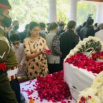 Navaneet Kaur Instagram - देशासाठी ज्यांनी अर्पिले आपुले प्राण, त्या सर्व शहिदांच्या बलिदानास साश्रु नयनांनी सलाम तामिळनाडू येथे हवाई दलाच्या हेलिकॉप्टर दुर्घटनेत शहीद झालेले भारताचे पहिले सिडीएस बिपीन रावत ,त्यांच्या विरपत्नी मधूलिका रावत,ब्रिगेडियर एल एस लिद्दर, लेफ्टनंट कर्नल हरजिंदर सिंग,नायक गुरूसेवक सिंग,नायक जितेंद्र के आर,लान्स नायक विवेक कुमार, लान्स नायक बी साई तेजा,हवालदार सतपाल आदींचे पार्थिव आज दिल्ली येथील आर्मी मुख्यालयात आणण्यात आले, या ठिकाणी जाऊन भारताचे पहिले सिडीएस विरशहिद बिपीन रावत यांच्या सह सर्व शहिदांच्या पार्थिवाचे अंतिम दर्शन घेऊन भावपुर्ण श्रद्धांजली वाहून साश्रु नयनांनी मानवंदना दिली ही दुर्घटना सर्व देशप्रेमी नागरिकांवर झालेला मोठा आघात असून,यामुळे भारत देशाचे प्रचंड नुकसान झालेले आहे,या घटनेमुळे आपल्याला मानसिक धक्का बसला असून आपण या सर्व कुटुंबियांच्या दुःखात सहभागी असून,आपल्या शोकसंवेदना या सर्व कुटुंबियासोबत आहे. आपण देशभक्तीची भावना ठेवून अत्यंत जड अंतकरणाने या सर्व विरशहिदांना समस्त महाराष्ट्र व अमरावती जिल्हावासीयांचे वतीने मानवंदना अर्पित कले