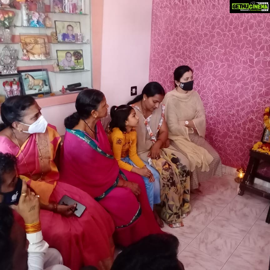 Navaneet Kaur Instagram - सीमा सुरक्षा दलात कार्यरत इंदोर येथे कर्तव्यावर असतांना शहीद झालेल्या प्रवीण सुरेशराव सातारकर यांचे छागानी नगर रवी नगर निवासस्थानी जाऊन सौ नवनीत रवी राणा यांनी केले सातारकर कुटुंबियांचे सांत्वन,प्रवीण सारख्या धाडसी व होतकरू व्यक्तिमत्त्व असे हृदयविकाराच्या आघाताने आकस्मिकपणे निघून जाणे अत्यंत वेदनादायी-खासदार सौ नवनीत रवी राणा यांची श्रद्धांजली अमरावती-अमरावती येथील छागाणी नगर-रवी नगर निवासी प्रवीण सुरेशराव सातारकर हे भारतीय सीमा सुरक्षा दलात कार्यरत होते. अत्यंत मनमिळावू,सर्वांच्या मदतीस सदैव तत्पर अशी त्यांची परिसरात ख्याती होती.इंदोर मध्यप्रदेश येथे कर्तव्यावर असतांना हृदयविकाराच्या झटक्याने त्यांचे आकस्मिक निधन झाले,ऐन तारुण्यात आपला कर्ता तरुण व्यक्ती गमवावा लागल्यामुळे त्यांच्या कुटुंबियांवर दुःखाचा पहाड कोसळला. खासदार सौ नवनीत राणा यांना हे वृत्त कळताच त्यांनी तातडीने त्यांचे निवासस्थानी जाऊन कुटुंबियांची भेट घेतली व त्यांचे सांत्वन केले.आपण सदैव या कुटुंबियांचे पाठीशी राहू असे त्यांनी सांगितले.त्यांचे पश्चात पत्नी,2 मुली,आई वडील असा आप्तपरिवार आहे.या कुटुंबियांना दुःखातून सावरण्याची ईश्वर शक्ती देवो अशी प्रार्थना करून खासदार सौ नवनीत रवी राणा यांनी कुठल्याही वेळी आपण मला हाक द्या मी आपल्या सेवेत तत्पर राहील असे अभिवचन या कुटुंबियांना दिले. यावेळी सातारकर कुटुंबीय,नगरसेविका सुमती ढोके,पराग चिमोटे,विनोद गुहे,नाना सावरकर,भूषण पाटणे, कमलकिशोर मालानी,दिनेश काजे,अनिल शुक्ला,शुभम उंबरकर,अंकुश सावळे यांचेसह परिसरातील शोकाकुल नागरिक उपस्थित होते.