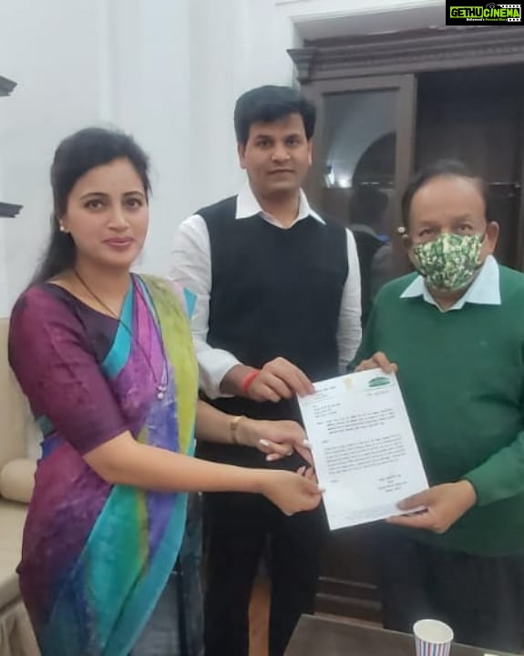Navaneet Kaur Instagram - अमरावती जिल्ह्याला प्रतिदिन 3000 रेमडीसीवर वायल चा पुरवठा करा-खासदार सौ नवनीत रवी राणा व आमदार रवी राणा यांची दिल्ली येथे केंदीय आरोग्य मंत्री डॉक्टर श्री हर्षवर्धन यांना प्रत्यक्ष भेटून मागणी