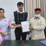 Navaneet Kaur Instagram - अमरावती जिल्ह्यातील तिवसा,भातकुली, अंजनगाव सुर्जी,अचलपूर,चांदुर बाजार,दर्यापूर येथे अनुसूचित जातीच्या प्रत्येकी 500 विदयार्थी-विद्यार्थिनींच्या क्षमतेचे वसतिगृह निर्माण करा खासदार सौ नवनीत रवी राणा व आमदार श्री रवी राणा यांनी केंद्रीय सामाजिक न्याय मंत्री श्री थावरसिंग गेहलोत यांची भेट घेऊन केली मागणी,, अमरावती जिल्हयातील दिव्यांग्यासाठी बॅटरी वर चालणाऱ्या गाड्या,दिव्यांग विशेष वाहने,अंधांसाठी सहाय्य काठ्या, दिव्यांग कुबड्या आदी वितारणासाठी मुबलक प्रमाणात उपलब्ध करून घ्यावा