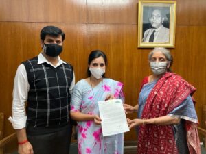 Navaneet Kaur Instagram - देशातील प्रत्येक जिल्ह्यातील सर्वात महत्वाची असणाऱ्या दिशा समितीच्या पदसिद्ध अध्यक्ष असणाऱ्या सर्व खासदारांना दरवर्षी प्रत्येकी वार्षिक 10 कोटींचा निधी द्या--केंद्रीय अर्थमंत्री निर्मला सीतारामन यांची प्रत्यक्ष भेट घेऊन खासदार सौ नवनीत रवी राणा यांची मागणी,, Delhi, India