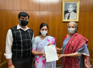 Navaneet Kaur Instagram - देशातील प्रत्येक जिल्ह्यातील सर्वात महत्वाची असणाऱ्या दिशा समितीच्या पदसिद्ध अध्यक्ष असणाऱ्या सर्व खासदारांना दरवर्षी प्रत्येकी वार्षिक 10 कोटींचा निधी द्या--केंद्रीय अर्थमंत्री निर्मला सीतारामन यांची प्रत्यक्ष भेट घेऊन खासदार सौ नवनीत रवी राणा यांची मागणी,, Delhi, India