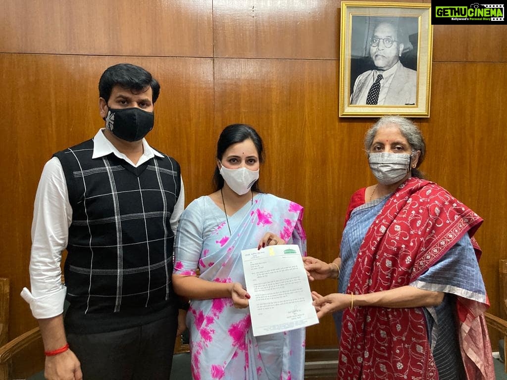 Navaneet Kaur Instagram - देशातील प्रत्येक जिल्ह्यातील सर्वात महत्वाची असणाऱ्या दिशा समितीच्या पदसिद्ध अध्यक्ष असणाऱ्या सर्व खासदारांना दरवर्षी प्रत्येकी वार्षिक 10 कोटींचा निधी द्या--केंद्रीय अर्थमंत्री निर्मला सीतारामन यांची प्रत्यक्ष भेट घेऊन खासदार सौ नवनीत रवी राणा यांची मागणी,, Delhi, India