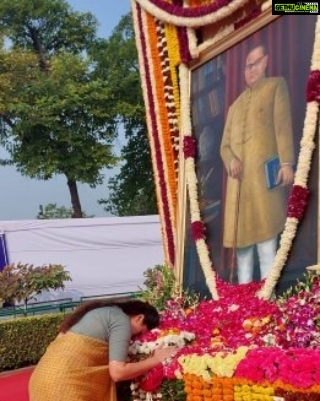 Navaneet Kaur Instagram - स्वातंत्र्य समता बंधुता यावर सामाजिक लोकशाहीचा पाया रचणारे महामानव भारतीय राज्यघटनेचे शिल्पकार भारतरत्न डॉ बाबासाहेब आंबेडकर यांना महापरिनिर्वाण दीना निमित्त विनम्र अभिवादन...।