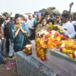 Navaneet Kaur Instagram - शहीद कैलाश कालुजी दहिकर यांच्या पिंपळखुटा गावामध्ये अंतिम संस्कारला उपस्थित राहून शवयात्रे सोबत अंतिम संस्कार होत असलेल्या ठिकाणी पायी जाऊन शहीद कैलाश कालुजी दहिकर यांना दिली भावपुर्ण श्रद्धांजली.