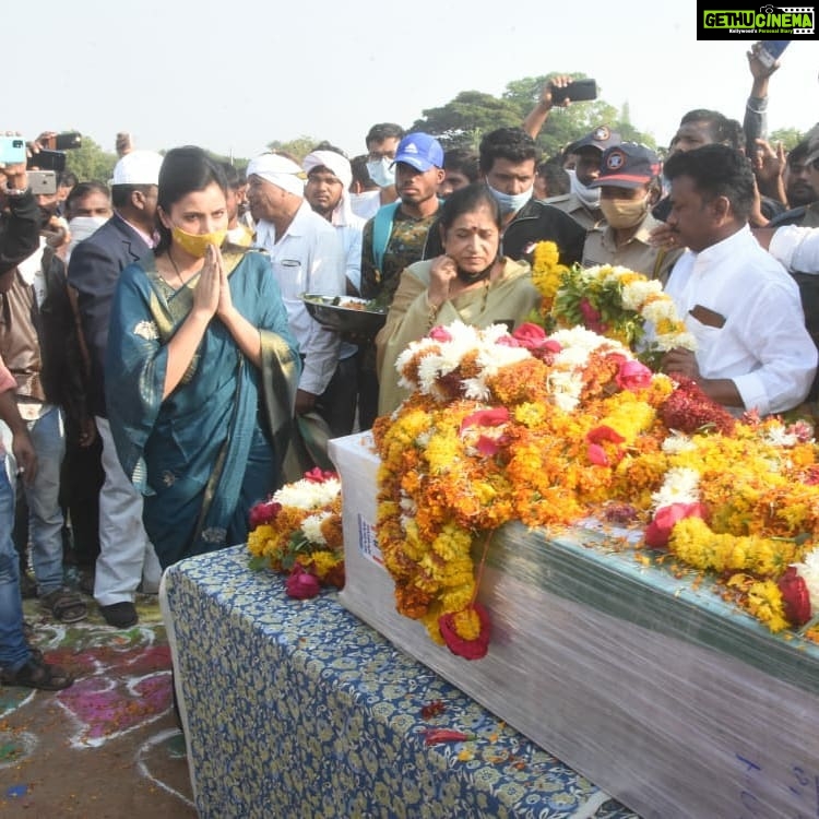 Navaneet Kaur Instagram - शहीद कैलाश कालुजी दहिकर यांच्या पिंपळखुटा गावामध्ये अंतिम संस्कारला उपस्थित राहून शवयात्रे सोबत अंतिम संस्कार होत असलेल्या ठिकाणी पायी जाऊन शहीद कैलाश कालुजी दहिकर यांना दिली भावपुर्ण श्रद्धांजली.