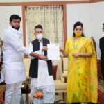 Navaneet Kaur Instagram - विदर्भातील सोयाबीन,तूर,कापूस, मुंग,उडीद, संत्रा,धान आदी पीक उत्पादक शेतकऱ्यांच्या व्यथा थेट राजभवनात,, विदर्भातील शेतकरी त्रस्त-मुख्यमंत्री मतोश्रीत मस्त असे म्हणत खासदार नवनीत रवी राणा व आमदार रवि राणा यांनी घेतली राज्यपाल श्री भगतसिंग कोशारी यांची भेट,लाल्या रोग व बोंडअळी ने खराब झालेली कापसाची झाडे राज्यपाल महोदयाना देऊन शेतकऱ्यांची दिवाळी अंधारात जाणार नाही यासाठी सरसकट हेक्टरी 50000 ची मदत करण्यासाठी शासनाला निर्देश देण्याची मागणी,,विदर्भातील दयनीय अवस्था पाहून राज्यपालांचे मन हेलावले,,,विदर्भातील शेतकरी इतका त्रस्त असतांना मुख्यमंत्री मातोश्रीत मस्त आहे तरी राज्यपालांनी यात लक्ष घालून शेतकऱ्यांची दिवाळी अंधारात जाणार नाही यासाठी सरसकट हेक्टरी 50 हजार ची मदत द्यावी व मुख्यमंत्र्यांना विदर्भाचा दौरा तातडीने करण्याचे निर्देश द्यावे अशी विनंती यावेळी करण्यात आली, राज्यपालांचे जातीने लक्ष घालण्याचे अभिवचन,,यावेळी युवा स्वाभिमानचे अमरावती जिल्हाध्यक्ष जितू दुधाने,नागपूर जिल्हाध्यक्ष शेखर बिसेन,मुंबई विभागीय अध्यक्ष अरुण सिंग,संदीप ससे,विनोद कोकणे आदी उपस्थित होते