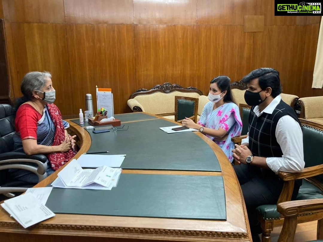 Navaneet Kaur Instagram - देशातील प्रत्येक जिल्ह्यातील सर्वात महत्वाची असणाऱ्या दिशा समितीच्या पदसिद्ध अध्यक्ष असणाऱ्या सर्व खासदारांना दरवर्षी प्रत्येकी वार्षिक 10 कोटींचा निधी द्या--केंद्रीय अर्थमंत्री निर्मला सीतारामन यांची प्रत्यक्ष भेट घेऊन खासदार सौ नवनीत रवी राणा यांची मागणी,, Delhi, India