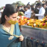 Navaneet Kaur Instagram - शहीद कैलाश कालुजी दहिकर यांच्या पिंपळखुटा गावामध्ये अंतिम संस्कारला उपस्थित राहून शवयात्रे सोबत अंतिम संस्कार होत असलेल्या ठिकाणी पायी जाऊन शहीद कैलाश कालुजी दहिकर यांना दिली भावपुर्ण श्रद्धांजली.