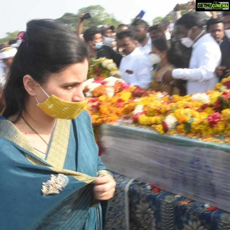 Navaneet Kaur Instagram - शहीद कैलाश कालुजी दहिकर यांच्या पिंपळखुटा गावामध्ये अंतिम संस्कारला उपस्थित राहून शवयात्रे सोबत अंतिम संस्कार होत असलेल्या ठिकाणी पायी जाऊन शहीद कैलाश कालुजी दहिकर यांना दिली भावपुर्ण श्रद्धांजली.