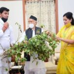 Navaneet Kaur Instagram - विदर्भातील सोयाबीन,तूर,कापूस, मुंग,उडीद, संत्रा,धान आदी पीक उत्पादक शेतकऱ्यांच्या व्यथा थेट राजभवनात,, विदर्भातील शेतकरी त्रस्त-मुख्यमंत्री मतोश्रीत मस्त असे म्हणत खासदार नवनीत रवी राणा व आमदार रवि राणा यांनी घेतली राज्यपाल श्री भगतसिंग कोशारी यांची भेट,लाल्या रोग व बोंडअळी ने खराब झालेली कापसाची झाडे राज्यपाल महोदयाना देऊन शेतकऱ्यांची दिवाळी अंधारात जाणार नाही यासाठी सरसकट हेक्टरी 50000 ची मदत करण्यासाठी शासनाला निर्देश देण्याची मागणी,,विदर्भातील दयनीय अवस्था पाहून राज्यपालांचे मन हेलावले,,,विदर्भातील शेतकरी इतका त्रस्त असतांना मुख्यमंत्री मातोश्रीत मस्त आहे तरी राज्यपालांनी यात लक्ष घालून शेतकऱ्यांची दिवाळी अंधारात जाणार नाही यासाठी सरसकट हेक्टरी 50 हजार ची मदत द्यावी व मुख्यमंत्र्यांना विदर्भाचा दौरा तातडीने करण्याचे निर्देश द्यावे अशी विनंती यावेळी करण्यात आली, राज्यपालांचे जातीने लक्ष घालण्याचे अभिवचन,,यावेळी युवा स्वाभिमानचे अमरावती जिल्हाध्यक्ष जितू दुधाने,नागपूर जिल्हाध्यक्ष शेखर बिसेन,मुंबई विभागीय अध्यक्ष अरुण सिंग,संदीप ससे,विनोद कोकणे आदी उपस्थित होते