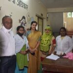 Navaneet Kaur Instagram - 15 ते 18 वर्ष वयाच्या तरुणाईला कोरोना लस घेण्यासाठी प्रोत्साहित करण्यास दसरा मैदान जवळील आयसोलशन दवाखान्याला भेट उपस्थित डॉक्टर्स,मनपा आरोग्यसेवक, तरुण तरुणी सोबत संवाद साधून संपूर्ण व्यवस्थेची पाहणी करून आवश्यक त्या सूचना केल्या. कोरोना-ओमायक्रोन या आजाराला तरुण तरुणींनी गांभीर्याने घ्यावे व त्यापासून बचाव करण्यासाठी स्वयंस्फूर्तीने पुढे येऊन स्वतःचे लसीकरण करून घ्यावे असे आवाहन यावेळी समस्त युवक युवतींना केले आहे,व नागरिकांनी सुद्धा सतर्क राहून शासन निर्देशांचे पालन करावे असे आवाहन केले असून कोरोनाच्या तिसऱ्या लाटेपासून नागरिकांचा बचाव करण्यासाठी खासदार म्हणून आपण जिल्ह्यातील आरोग्य यंत्रणा सुसज्ज करण्यासाठी केंद्र सरकारकडून अनेक सोयी उपलब्ध करून दिल्या असून अत्यावश्यक सेवेसाठी केंद्राचे 3 व आपल्या माध्यमातून हरमन फिनोकेम च्या सीएसआर फंडातून एक असे जम्बो ऑक्सिजन प्लांट सुद्धा नागरिकांच्या सेवेत उपलब्ध करून दिल्याचे सांगितले