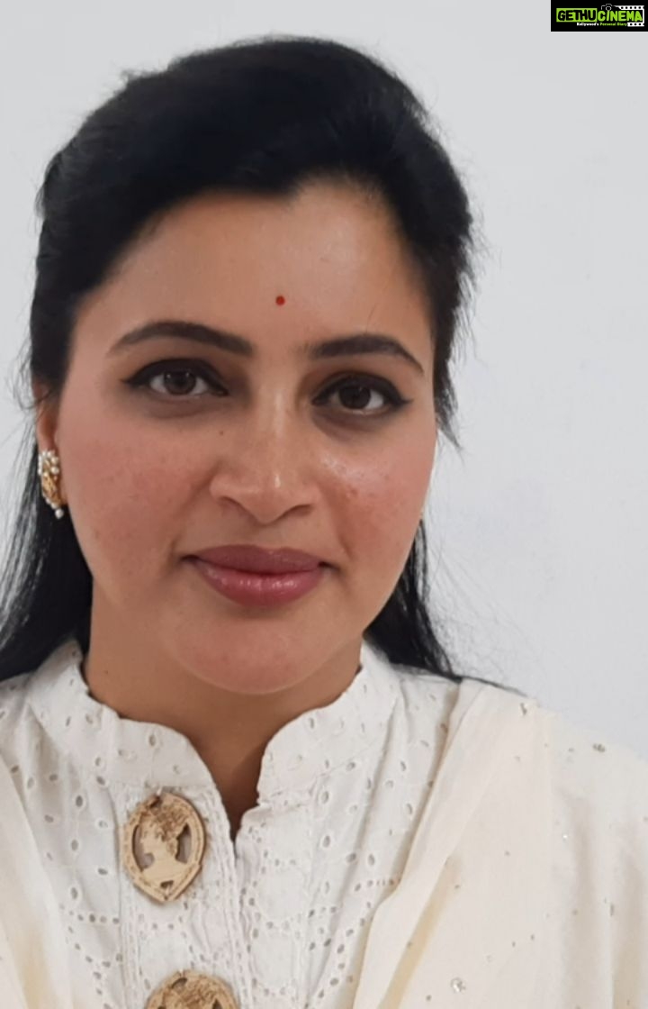 Navaneet Kaur Instagram - देशाची आपत्कालीन स्थिती बघता कोरोना(covid_19)च्या संकटातून देशवासीयांची सुटका व्हावी यासाठी माझ्या खासदार निधीतून 1 करोड रुपये व माझा खासदारकीचा 1 महिन्याचा पगार मी पंतप्रधान सहायता निधीसाठी दिला
