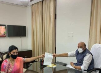 Navaneet Kaur Instagram - मुंबई येथे गुंड प्रवृत्तीच्या शिवसैनिकांनी माजी सैनिक श्री मदन शर्मा यांचेवर जो भ्याड प्राणघातक हल्ला केला त्याची सखोल चौकशी करा व हल्लेखोरांना कठोर शिक्षा द्या याची दिल्ली येथे केंद्रीय संरक्षण मंत्री श्री राजनाथसिंग यांचेकडे प्रत्यक्ष भेटून मागणी।