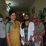 Navaneet Kaur Instagram - 15 ते 18 वर्ष वयाच्या तरुणाईला कोरोना लस घेण्यासाठी प्रोत्साहित करण्यास दसरा मैदान जवळील आयसोलशन दवाखान्याला भेट उपस्थित डॉक्टर्स,मनपा आरोग्यसेवक, तरुण तरुणी सोबत संवाद साधून संपूर्ण व्यवस्थेची पाहणी करून आवश्यक त्या सूचना केल्या. कोरोना-ओमायक्रोन या आजाराला तरुण तरुणींनी गांभीर्याने घ्यावे व त्यापासून बचाव करण्यासाठी स्वयंस्फूर्तीने पुढे येऊन स्वतःचे लसीकरण करून घ्यावे असे आवाहन यावेळी समस्त युवक युवतींना केले आहे,व नागरिकांनी सुद्धा सतर्क राहून शासन निर्देशांचे पालन करावे असे आवाहन केले असून कोरोनाच्या तिसऱ्या लाटेपासून नागरिकांचा बचाव करण्यासाठी खासदार म्हणून आपण जिल्ह्यातील आरोग्य यंत्रणा सुसज्ज करण्यासाठी केंद्र सरकारकडून अनेक सोयी उपलब्ध करून दिल्या असून अत्यावश्यक सेवेसाठी केंद्राचे 3 व आपल्या माध्यमातून हरमन फिनोकेम च्या सीएसआर फंडातून एक असे जम्बो ऑक्सिजन प्लांट सुद्धा नागरिकांच्या सेवेत उपलब्ध करून दिल्याचे सांगितले