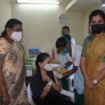 Navaneet Kaur Instagram - 15 ते 18 वर्ष वयाच्या तरुणाईला कोरोना लस घेण्यासाठी प्रोत्साहित करण्यास दसरा मैदान जवळील आयसोलशन दवाखान्याला भेट उपस्थित डॉक्टर्स,मनपा आरोग्यसेवक, तरुण तरुणी सोबत संवाद साधून संपूर्ण व्यवस्थेची पाहणी करून आवश्यक त्या सूचना केल्या. कोरोना-ओमायक्रोन या आजाराला तरुण तरुणींनी गांभीर्याने घ्यावे व त्यापासून बचाव करण्यासाठी स्वयंस्फूर्तीने पुढे येऊन स्वतःचे लसीकरण करून घ्यावे असे आवाहन यावेळी समस्त युवक युवतींना केले आहे,व नागरिकांनी सुद्धा सतर्क राहून शासन निर्देशांचे पालन करावे असे आवाहन केले असून कोरोनाच्या तिसऱ्या लाटेपासून नागरिकांचा बचाव करण्यासाठी खासदार म्हणून आपण जिल्ह्यातील आरोग्य यंत्रणा सुसज्ज करण्यासाठी केंद्र सरकारकडून अनेक सोयी उपलब्ध करून दिल्या असून अत्यावश्यक सेवेसाठी केंद्राचे 3 व आपल्या माध्यमातून हरमन फिनोकेम च्या सीएसआर फंडातून एक असे जम्बो ऑक्सिजन प्लांट सुद्धा नागरिकांच्या सेवेत उपलब्ध करून दिल्याचे सांगितले