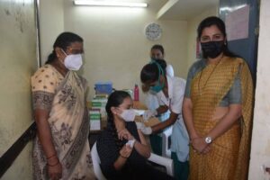 Navaneet Kaur Instagram - 15 ते 18 वर्ष वयाच्या तरुणाईला कोरोना लस घेण्यासाठी प्रोत्साहित करण्यास दसरा मैदान जवळील आयसोलशन दवाखान्याला भेट उपस्थित डॉक्टर्स,मनपा आरोग्यसेवक, तरुण तरुणी सोबत संवाद साधून संपूर्ण व्यवस्थेची पाहणी करून आवश्यक त्या सूचना केल्या. कोरोना-ओमायक्रोन या आजाराला तरुण तरुणींनी गांभीर्याने घ्यावे व त्यापासून बचाव करण्यासाठी स्वयंस्फूर्तीने पुढे येऊन स्वतःचे लसीकरण करून घ्यावे असे आवाहन यावेळी समस्त युवक युवतींना केले आहे,व नागरिकांनी सुद्धा सतर्क राहून शासन निर्देशांचे पालन करावे असे आवाहन केले असून कोरोनाच्या तिसऱ्या लाटेपासून नागरिकांचा बचाव करण्यासाठी खासदार म्हणून आपण जिल्ह्यातील आरोग्य यंत्रणा सुसज्ज करण्यासाठी केंद्र सरकारकडून अनेक सोयी उपलब्ध करून दिल्या असून अत्यावश्यक सेवेसाठी केंद्राचे 3 व आपल्या माध्यमातून हरमन फिनोकेम च्या सीएसआर फंडातून एक असे जम्बो ऑक्सिजन प्लांट सुद्धा नागरिकांच्या सेवेत उपलब्ध करून दिल्याचे सांगितले