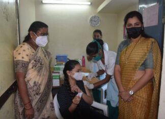 Navaneet Kaur Instagram - 15 ते 18 वर्ष वयाच्या तरुणाईला कोरोना लस घेण्यासाठी प्रोत्साहित करण्यास दसरा मैदान जवळील आयसोलशन दवाखान्याला भेट उपस्थित डॉक्टर्स,मनपा आरोग्यसेवक, तरुण तरुणी सोबत संवाद साधून संपूर्ण व्यवस्थेची पाहणी करून आवश्यक त्या सूचना केल्या. कोरोना-ओमायक्रोन या आजाराला तरुण तरुणींनी गांभीर्याने घ्यावे व त्यापासून बचाव करण्यासाठी स्वयंस्फूर्तीने पुढे येऊन स्वतःचे लसीकरण करून घ्यावे असे आवाहन यावेळी समस्त युवक युवतींना केले आहे,व नागरिकांनी सुद्धा सतर्क राहून शासन निर्देशांचे पालन करावे असे आवाहन केले असून कोरोनाच्या तिसऱ्या लाटेपासून नागरिकांचा बचाव करण्यासाठी खासदार म्हणून आपण जिल्ह्यातील आरोग्य यंत्रणा सुसज्ज करण्यासाठी केंद्र सरकारकडून अनेक सोयी उपलब्ध करून दिल्या असून अत्यावश्यक सेवेसाठी केंद्राचे 3 व आपल्या माध्यमातून हरमन फिनोकेम च्या सीएसआर फंडातून एक असे जम्बो ऑक्सिजन प्लांट सुद्धा नागरिकांच्या सेवेत उपलब्ध करून दिल्याचे सांगितले