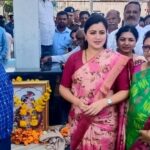 Navaneet Kaur Instagram - संत श्री.गजानन महाराज प्रकटदिनी गजानन महाराजांच्या प्रतिमेचे पूजन करून अमरावती मॉडेल रेल्वे स्टेशन येथे अमरावती - शेगाव या रेल्वे मेमू गाडीला दाखविली हिरवी झेंडी. जनतेची अनेक दिवसांची मागणी व माझी सुद्धा मनापासून इच्छा व गजानन महाराजांच्या आशीर्वादानेच आजच्या पवित्रीदिनी भक्तांच्या सोयीसाठी हि मेमू रेल्वे गाडी झाली सुरु. विद्यार्थ्यांच्या सोयीसाठी अमरावती - पुणे रेल्वेगाडी लवकरच सुरु करण्यासाठी युद्ध पातळीवर प्रयत्न करून पुढच्या नवीन वर्षापर्यंत करणार सुरु .