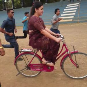 Navaneet Kaur Instagram - आज मार्निंग ला साईकिल चालवून जनजागृती केली.