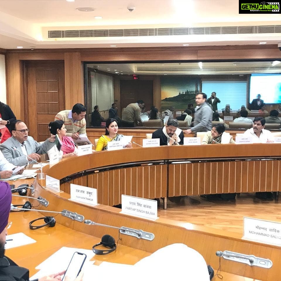 Navaneet Kaur Instagram - RBI बैंक चे प्रतिनिधी आणि प्रधानमंत्री किसान बिमा योजनेचे प्रतिनिधींसोबत आज संसद भवन येथे विमा कंपन्यांची मीटिंग घेऊन नुकसानग्रस्त शेतकरी बांधवांना लवकरात लवकर नुकसान भरपाई देण्यात यावी व त्यांना योग्य ती मदत भविष्यात देण्यात यावी या करिता सूचना देण्यात आली.