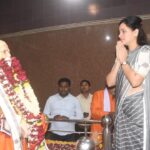 Navaneet Kaur Instagram - वैराग्यमूर्ती कर्मयोगी स्वछताप्रिय संत श्री गाडगेबाबा यांच्या 65 व्या पुण्यतिथीनिमित गाडगेनगर येथील गाडगेबाबा यांच्या समाधीस्थळावर जाऊन भावपुर्ण आदरांजली वाहिली
