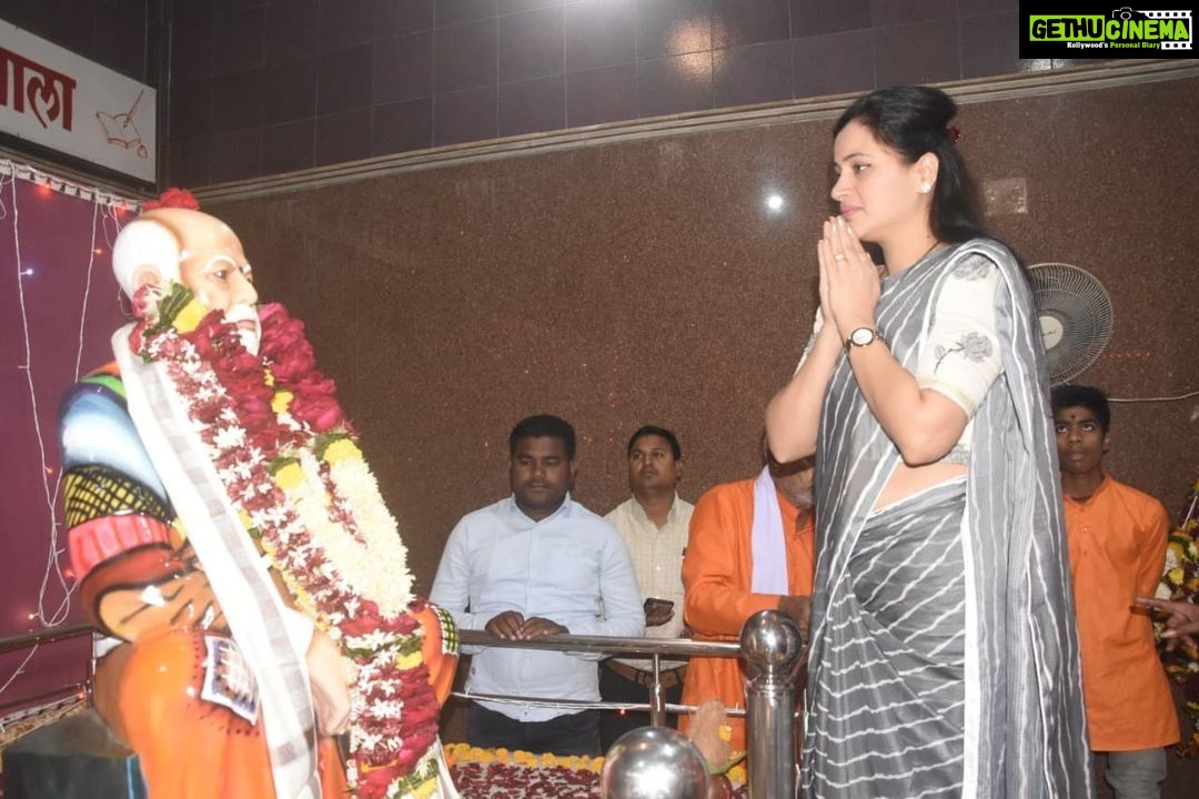 Navaneet Kaur Instagram - वैराग्यमूर्ती कर्मयोगी स्वछताप्रिय संत श्री गाडगेबाबा यांच्या 65 व्या पुण्यतिथीनिमित गाडगेनगर येथील गाडगेबाबा यांच्या समाधीस्थळावर जाऊन भावपुर्ण आदरांजली वाहिली