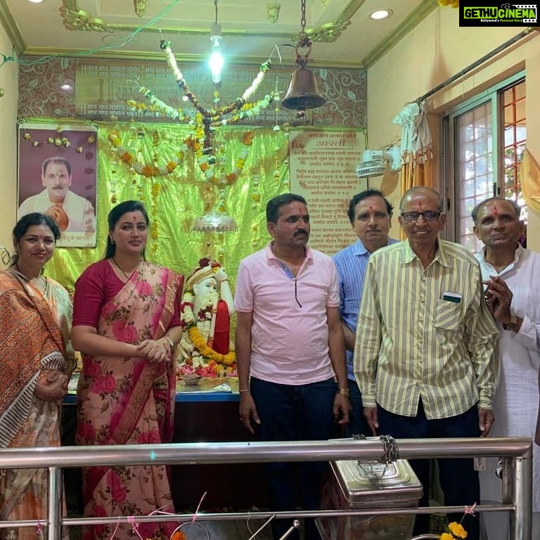 Navaneet Kaur Instagram - संत श्री गजानन महाराज यांच्या प्रकट दिनाच्या पावन पर्वावर अमरावती जिह्यातिल विविध गजानन महाराज मंदिरात जाऊन घेतले दर्शन .... शेतकरी ,शेतमजूर, कामगार, आणि इतर सर्व सामान्य नागरिकांच्या घरी सुख समृद्धी साठी केली प्रार्थना ...