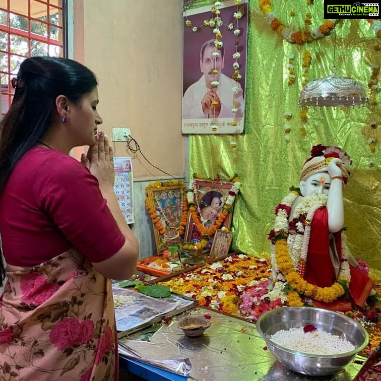 Navaneet Kaur Instagram - संत श्री गजानन महाराज यांच्या प्रकट दिनाच्या पावन पर्वावर अमरावती जिह्यातिल विविध गजानन महाराज मंदिरात जाऊन घेतले दर्शन .... शेतकरी ,शेतमजूर, कामगार, आणि इतर सर्व सामान्य नागरिकांच्या घरी सुख समृद्धी साठी केली प्रार्थना ...