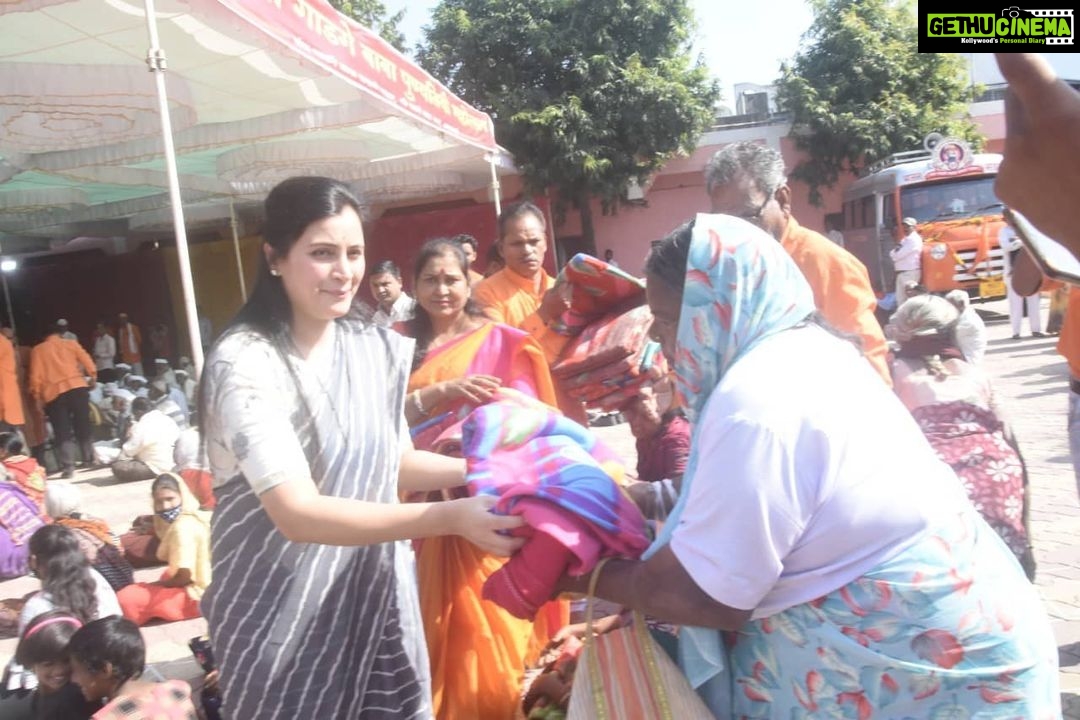 Navaneet Kaur Instagram - वैराग्यमूर्ती कर्मयोगी स्वछताप्रिय संत श्री गाडगेबाबा यांच्या 65 व्या पुण्यतिथीनिमित गाडगेनगर येथील गाडगेबाबा यांच्या समाधीस्थळावर जाऊन भावपुर्ण आदरांजली वाहिली