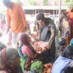 Navaneet Kaur Instagram - वैराग्यमूर्ती कर्मयोगी स्वछताप्रिय संत श्री गाडगेबाबा यांच्या 65 व्या पुण्यतिथीनिमित गाडगेनगर येथील गाडगेबाबा यांच्या समाधीस्थळावर जाऊन भावपुर्ण आदरांजली वाहिली
