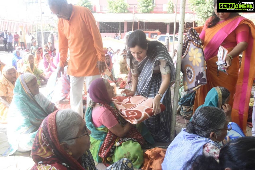 Navaneet Kaur Instagram - वैराग्यमूर्ती कर्मयोगी स्वछताप्रिय संत श्री गाडगेबाबा यांच्या 65 व्या पुण्यतिथीनिमित गाडगेनगर येथील गाडगेबाबा यांच्या समाधीस्थळावर जाऊन भावपुर्ण आदरांजली वाहिली