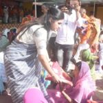 Navaneet Kaur Instagram - वैराग्यमूर्ती कर्मयोगी स्वछताप्रिय संत श्री गाडगेबाबा यांच्या 65 व्या पुण्यतिथीनिमित गाडगेनगर येथील गाडगेबाबा यांच्या समाधीस्थळावर जाऊन भावपुर्ण आदरांजली वाहिली