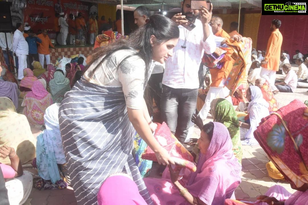 Navaneet Kaur Instagram - वैराग्यमूर्ती कर्मयोगी स्वछताप्रिय संत श्री गाडगेबाबा यांच्या 65 व्या पुण्यतिथीनिमित गाडगेनगर येथील गाडगेबाबा यांच्या समाधीस्थळावर जाऊन भावपुर्ण आदरांजली वाहिली