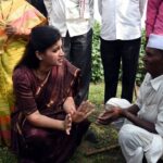 Navaneet Kaur Instagram - अमरावती जिल्ह्यातील हवालदिल झालेल्या शेतकऱ्यांच्या व्यथेला महत्व देऊन भातकुली तालुका तसेच दर्यापूर मतदार संघातील अधिकाऱ्यांच्या ताफ्यासह शेतकऱ्यांच्या शेत शेतामध्ये जाऊन सोयाबीन , कापूस , मुंग, ज्वारी, मका , उडीद इत्यादी खराब झालेल्या पिकांची केली पाहणी....
