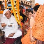 Navaneet Kaur Instagram - सिख धर्मीयांचे श्रद्धा स्थान गुरु नानक देवजी यांच्या जयंती प्रित्यर्थ अमरावती शहरात निघालेल्या रॅलीमध्ये सहभागी होऊन गुरु नानक देवजी यांचे घेतले आशीर्वाद .... तसेच सर्व सामान्य नागरिकांच्या जीवनामध्ये सुख समृद्धी येण्याकरिता केली प्रार्थना ....