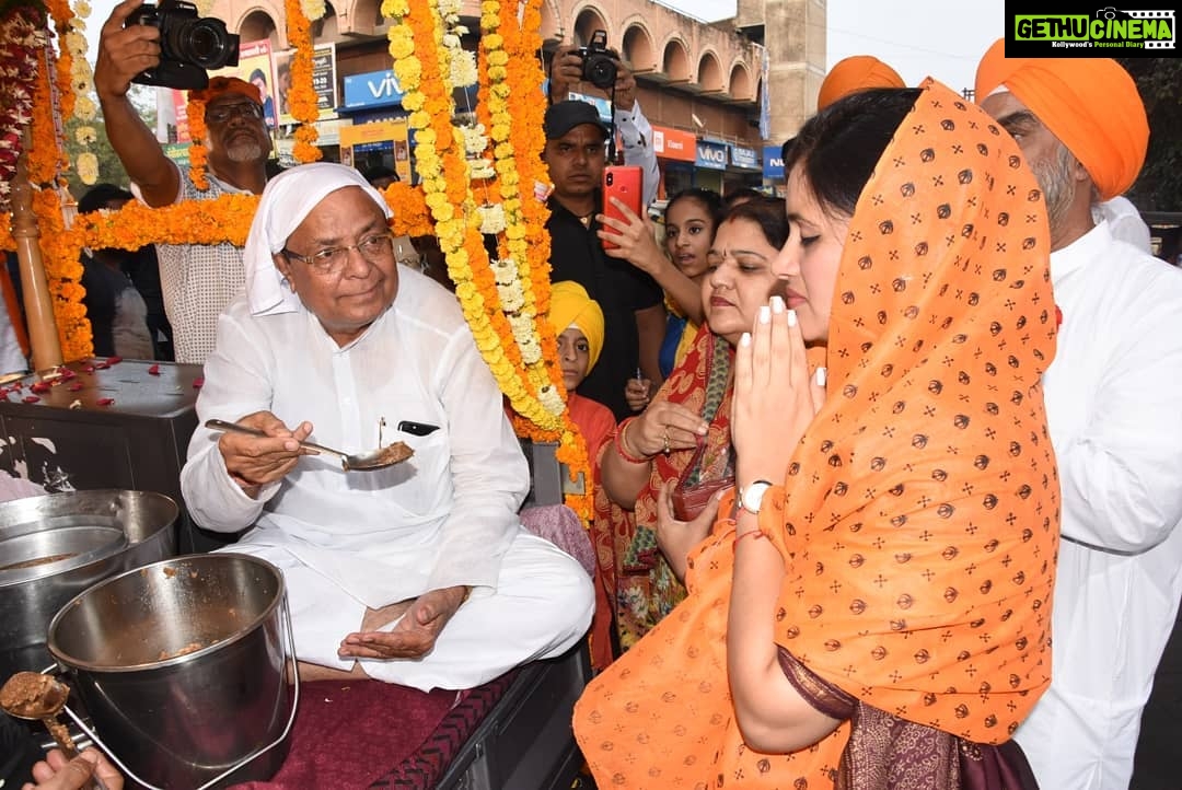 Navaneet Kaur Instagram - सिख धर्मीयांचे श्रद्धा स्थान गुरु नानक देवजी यांच्या जयंती प्रित्यर्थ अमरावती शहरात निघालेल्या रॅलीमध्ये सहभागी होऊन गुरु नानक देवजी यांचे घेतले आशीर्वाद .... तसेच सर्व सामान्य नागरिकांच्या जीवनामध्ये सुख समृद्धी येण्याकरिता केली प्रार्थना ....