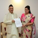 Navaneet Kaur Instagram - आज राजभवन येथे राज्यपालांच्या सोबत ओला दुष्काळ घोषित करण्याबाबत तसेच केंद्र सरकार नि 25 हजार कोटी आणि राज्य सरकार नि 25 हजार कोटी निधी देऊन शेतकऱ्यांना सरसकट नुस्कान भरपाई देन्यात यावी याची मागणी केली.