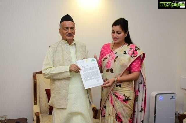 Navaneet Kaur Instagram - आज राजभवन येथे राज्यपालांच्या सोबत ओला दुष्काळ घोषित करण्याबाबत तसेच केंद्र सरकार नि 25 हजार कोटी आणि राज्य सरकार नि 25 हजार कोटी निधी देऊन शेतकऱ्यांना सरसकट नुस्कान भरपाई देन्यात यावी याची मागणी केली.