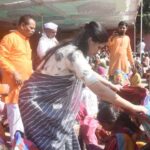 Navaneet Kaur Instagram - वैराग्यमूर्ती कर्मयोगी स्वछताप्रिय संत श्री गाडगेबाबा यांच्या 65 व्या पुण्यतिथीनिमित गाडगेनगर येथील गाडगेबाबा यांच्या समाधीस्थळावर जाऊन भावपुर्ण आदरांजली वाहिली