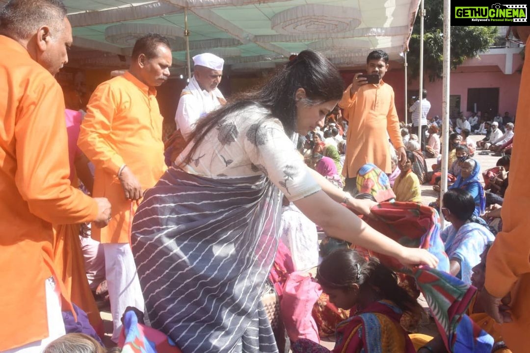 Navaneet Kaur Instagram - वैराग्यमूर्ती कर्मयोगी स्वछताप्रिय संत श्री गाडगेबाबा यांच्या 65 व्या पुण्यतिथीनिमित गाडगेनगर येथील गाडगेबाबा यांच्या समाधीस्थळावर जाऊन भावपुर्ण आदरांजली वाहिली