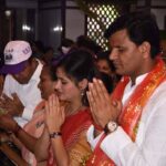 Navaneet Kaur Instagram - दसऱ्याच्या महापर्वावर शंकर नगर येथील गंगा सावित्री निवास स्थानापासून ते अंबा देवी एकविरा देवी मंदिरापर्यंत आपल्या हजारो युवा स्वाभिमान पार्टीच्या महिला पुरुष कार्यकर्त्यांसोबत अनवाणी पायाने चालून आई आंबा आणि आई एकविरा मातेचे घेतले मनो भावे दर्शन व केली महाआरती तसेच शेतकरी शेतमजूर, आणि सर्वसामान्यांच्या कल्याणासाठी आणि बडनेरा मतदार संघातील जनतेच्या जास्तीत जास्त विकास करण्यासाठी पुन्हा विजयी होण्यासाठी देवीला हजारो महिला भगिनींच्या सोबतीने महाआरती करून घातले साकडे .....