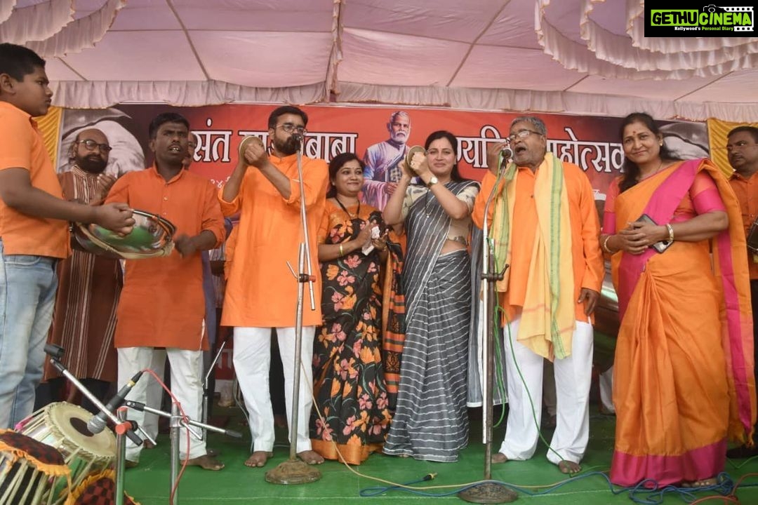 Navaneet Kaur Instagram - वैराग्यमूर्ती कर्मयोगी स्वछताप्रिय संत श्री गाडगेबाबा यांच्या 65 व्या पुण्यतिथीनिमित गाडगेनगर येथील गाडगेबाबा यांच्या समाधीस्थळावर जाऊन भावपुर्ण आदरांजली वाहिली