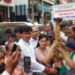 Navaneet Kaur Instagram - महात्मा जोतिबा फुले व आई सावित्रीबाई फुले यांच्या पुणे येथील फुलेवाड्यामधिल स्मारकाला आभीवादण करुन फुलेवाडा ते भिडेवाडा दरम्यान महा क्रांती मशाल मोर्चा मध्ये सामील होऊन युवा स्वाभिमान पार्टी चा पाठिंबा दिला तसेच भिडेवाडा येथे जनसमुदायास मार्गदर्शन करीत असताना आमदार रवि राणा यांनी विधान सभेत तसेच मी संसदेत महात्मा जोतिबा फुले व आई सावित्रीबाई फुले यांना भारतरत्न तसेच भिडेवाड्या राष्ट्रिय स्मारक घोषित करण्यासाठी आवाज उचलनार असल्याचे घोषित केले तसेच 2 दिवसाच्या आत मा. मुख्यमंत्री यांना भेटून वरील विषया बाबत मागणी करनार ..