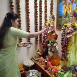Navaneet Kaur Instagram - अमरावती शहर, बडनेरा तसेच ग्रामीण क्षेत्रात प्रत्येक घरी जाऊन घेतले महालक्ष्मी आणि गौरी मातेचे दर्शन ..... अमरावती जिल्ह्यातील सर्व शेतकरी शेतमजूर आणि सर्वसामान्य जनतेच्या घरी सुख समृद्धी नांदो तशेच सर्वांचे आरोग्य कुशल राहो तसेच येणारे प्रत्येक वर्ष हे सर्वांसाठी सुखाचे आणि समृद्धीचे राहो अशी आई महालक्ष्मी मातेच्या चरणी केली प्रार्थना ....