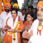 Navaneet Kaur Instagram - सिख धर्मीयांचे श्रद्धा स्थान गुरु नानक देवजी यांच्या जयंती प्रित्यर्थ अमरावती शहरात निघालेल्या रॅलीमध्ये सहभागी होऊन गुरु नानक देवजी यांचे घेतले आशीर्वाद .... तसेच सर्व सामान्य नागरिकांच्या जीवनामध्ये सुख समृद्धी येण्याकरिता केली प्रार्थना ....