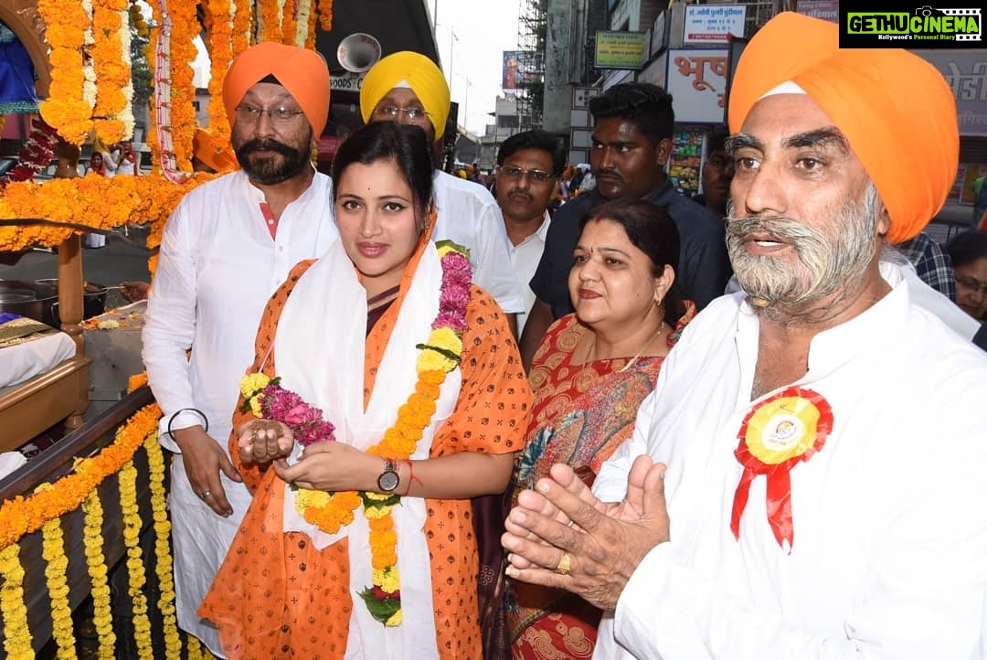 Navaneet Kaur Instagram - सिख धर्मीयांचे श्रद्धा स्थान गुरु नानक देवजी यांच्या जयंती प्रित्यर्थ अमरावती शहरात निघालेल्या रॅलीमध्ये सहभागी होऊन गुरु नानक देवजी यांचे घेतले आशीर्वाद .... तसेच सर्व सामान्य नागरिकांच्या जीवनामध्ये सुख समृद्धी येण्याकरिता केली प्रार्थना ....