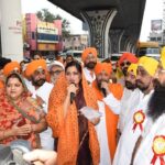 Navaneet Kaur Instagram - सिख धर्मीयांचे श्रद्धा स्थान गुरु नानक देवजी यांच्या जयंती प्रित्यर्थ अमरावती शहरात निघालेल्या रॅलीमध्ये सहभागी होऊन गुरु नानक देवजी यांचे घेतले आशीर्वाद .... तसेच सर्व सामान्य नागरिकांच्या जीवनामध्ये सुख समृद्धी येण्याकरिता केली प्रार्थना ....